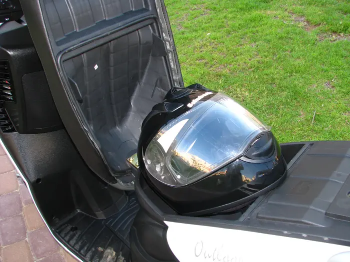 רק קסדת חצי יכולה להיכנס מתחת למושב