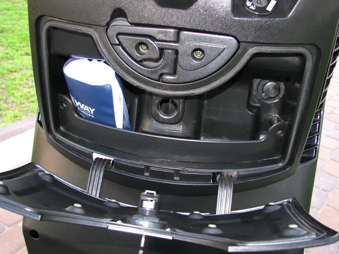 תא ניירת וגם וו תליה מול ברכי הרוכב