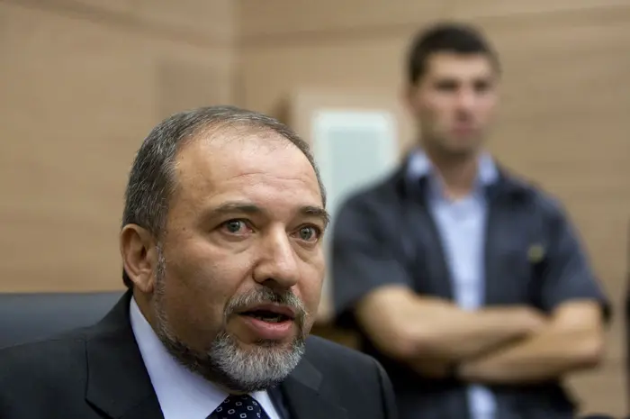 שר החוץ אביגדור ליברמן צועק גזענות