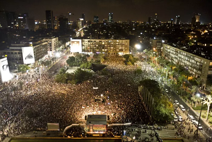 עשרות אלפי אנשים הגיעו לכיכר. כיכר רבין