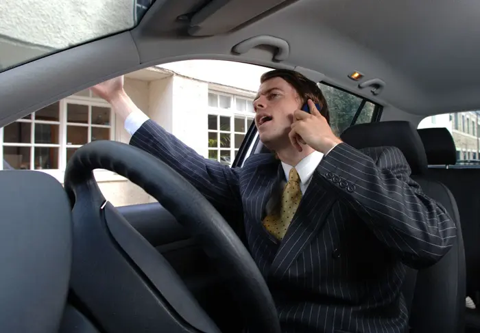 דיבור בטלפון בזמן נהיגה אינו מסוכן?