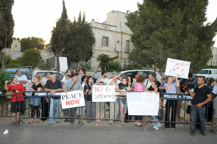 בעתירה נכתב כי "החיים בתוך ירושלים המזרחית כמעט בלתי אפשריים". הפגנת שלום עכשיו במזרח ירושלים