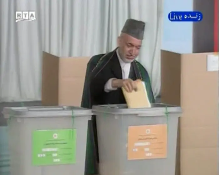 חמיד קרזאי מצביע בבחירות