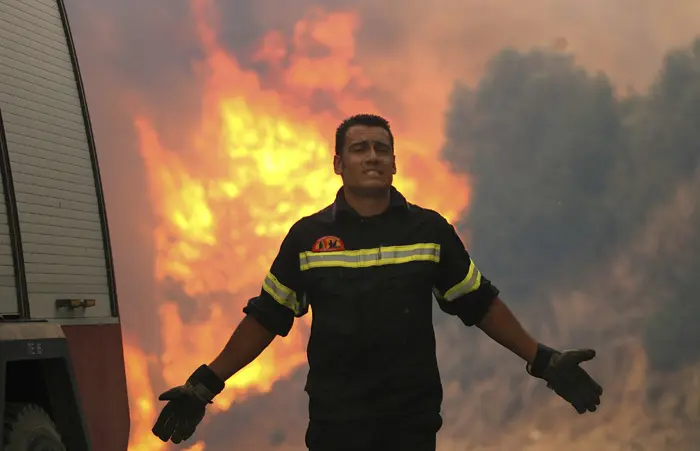 שריפת ענק ביוון מאיימת על תושבי אתונה
