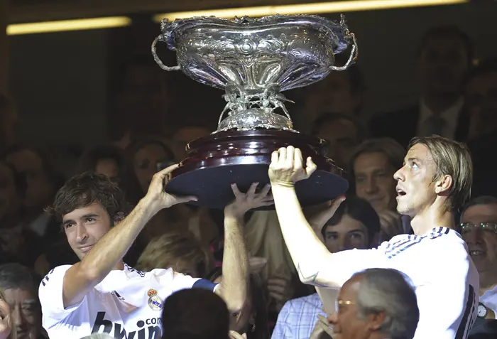 עדיין מספר 1. שחקני ריאל מדריד מניפים את גביע ברנבאו