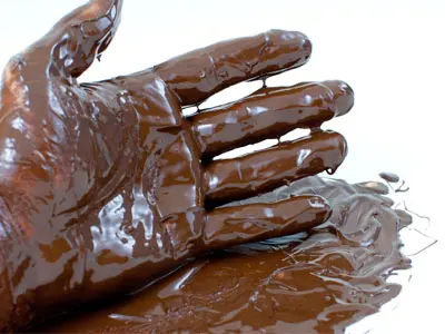יד מרוחה בשוקולד