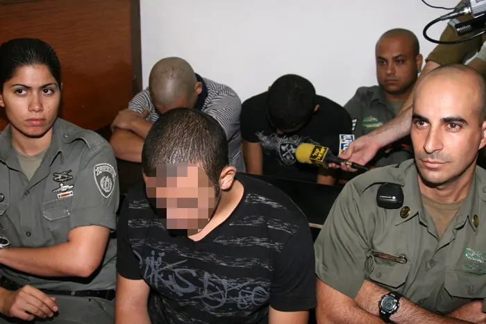 "מצב אבסורדי שבו משפחות הקורבנות אינן יכולות לעקוב אחר המשפט". הנאשמים ברצח קרפ בבית המשפט