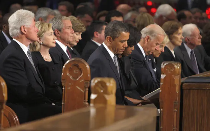 נשיא ארצות הברית ברק אובמה, והנשיאים לשעבר ביל קלינטון וג'ורג' בוש בטקס האשכבה של של טד קנדי