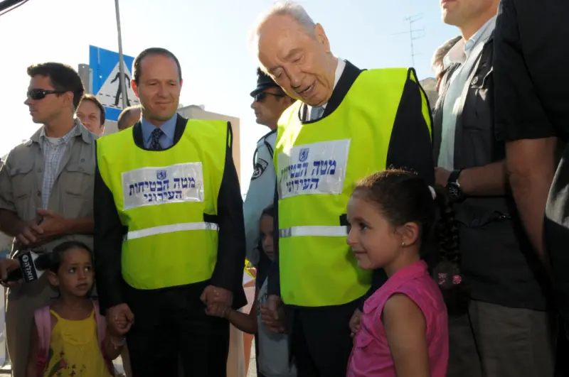 הנשיא שמעון פרס מלווה ילדים לבית הספר בירושלים