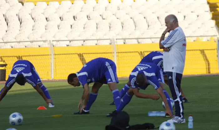 "תשימו עין על החלוצים שלהם. הלטבים אוהבים לשחק על כדורים ארוכים". קשטן