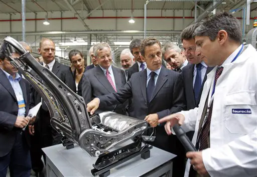 סרקוזי הגיע לביקור במפעל פאורציה, יצרנית הרכיבים למכוניות