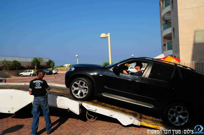 אחת המכוניות שהוחרמו בפשיטת המשטרה