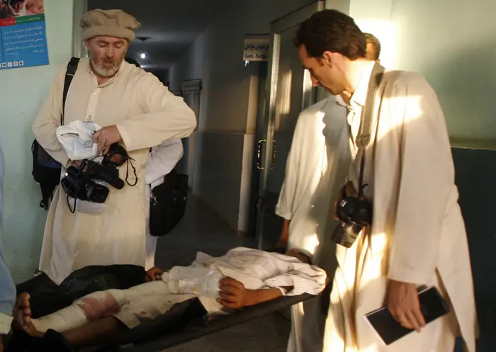 העיתונאי הבריטי סטיבן פארל שוחרר במצבע של נאט"ו ועמיתו האפגני סולטן מונדי נהרג