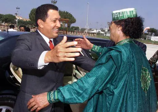 מועמר קדאפי והוגו צ'אבס בשנת 2000