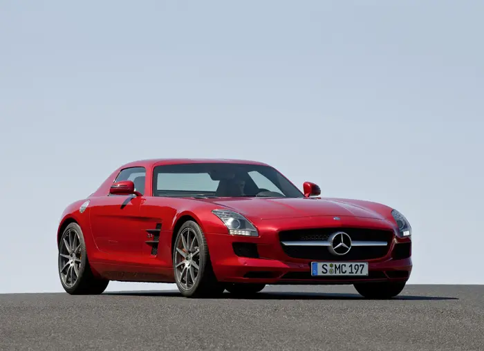 החשיפה במקביל למקלארן MP4 אינה מקרית. SLS AMG