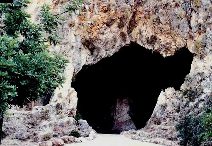 המערות אוצרות בתוכן שרידים של קבורה, ציד, חיים