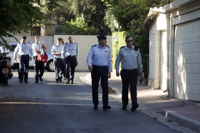 ראש אכ"א האלוף אבי זמיר ומפקד חיל האוויר עדו נחושתן בכניסה לבית משפחת רמון