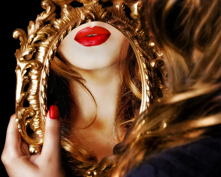 אישה אודם ליפסטיק אדום מראה ראי שפתיים