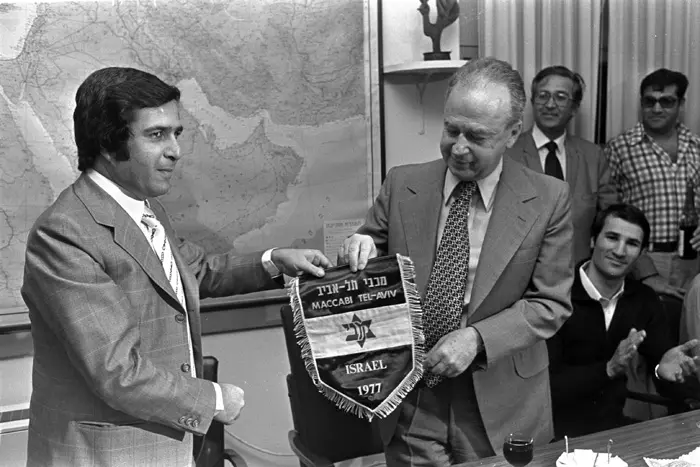 ראש הממשלה יצחק רבין עם שמעון מזרחי (1977)
