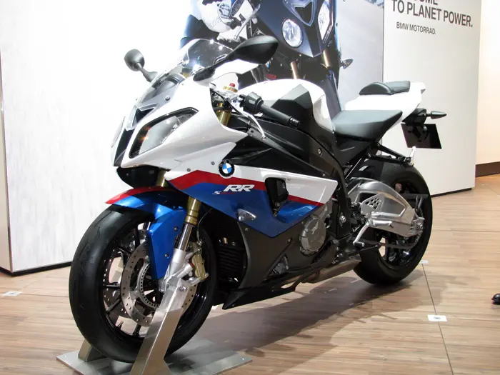 מהמסלול לכביש. S1000RR