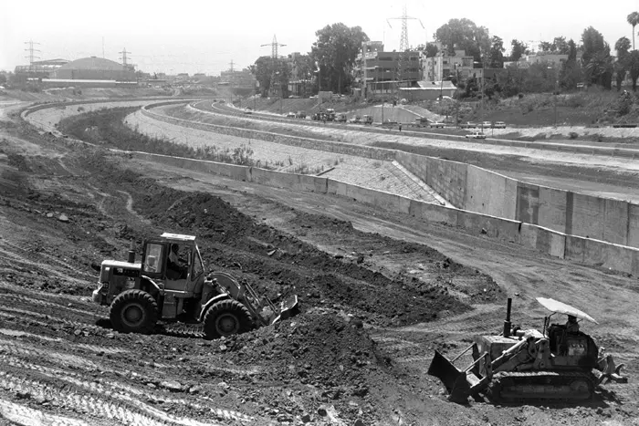 כהכנה לכביש המהיר הראשון, העלו בכל הארץ את מהירות הנהיגה. נתיבי איילון בבנייה