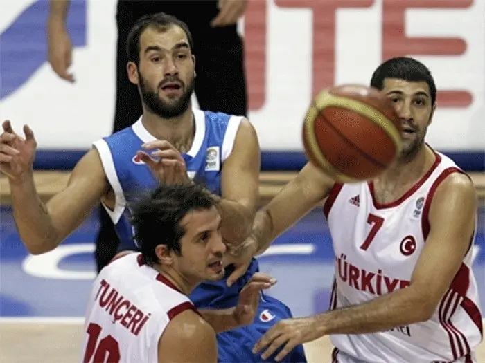 הנהיג את יוון לארבע הארחונות בטורניר. ספאנוליס