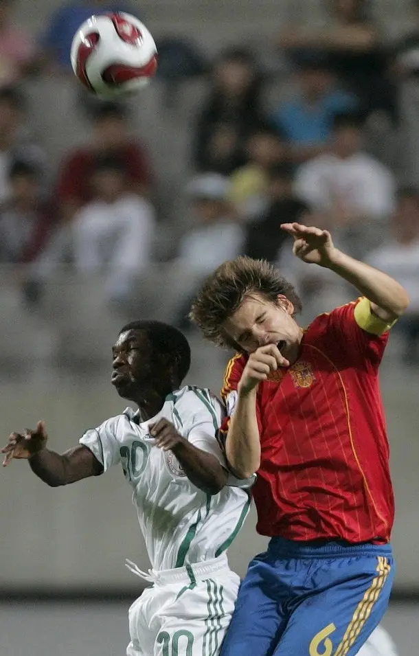 שחקן נבחרת הנערים של ספרד בשנת 2007 איגנסיו קמאצ'ו מול שחקן נבחרת הנערים של ניגריה ראביו איברהים