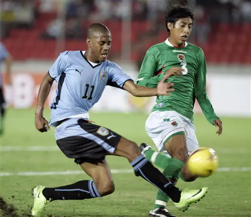שחקן נבחרת אורוגוואי הצעירה אבל הרננדז (שמאל) מול אלחנדרו מנדז, שחקן בוליביה הצעירה