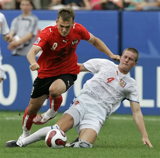 בלם נבחרת צ'כיה הצעירה אנדריי מאזוך מול שחקן אוסטריה ארווין הופר בשנת 2007