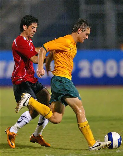שחקן נבחרת אוסטרליה הצעירה ג'יימס הולנד (ימין) מול דאוד גזל, שחקן נבחרת צ'ילה הצעירה