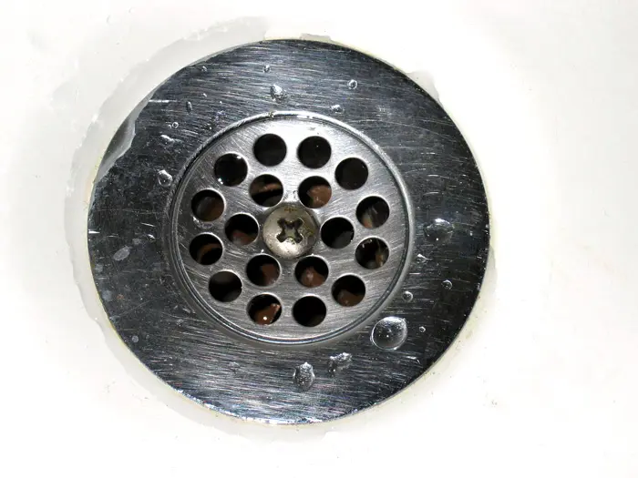 שימו מסננת על פתח ניקוז למניעת סתימות