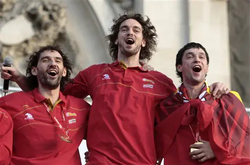 לא מפסיקים לחגוג. שחקני ספרד על הבמה במדריד