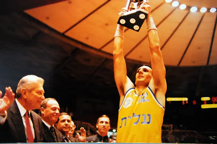 בארץ הוא המשיך להניף תארים, אבל ההחלקה ההיא באירופה שינתה את התדמית שלו ושל מכבי. ג'מצ'י