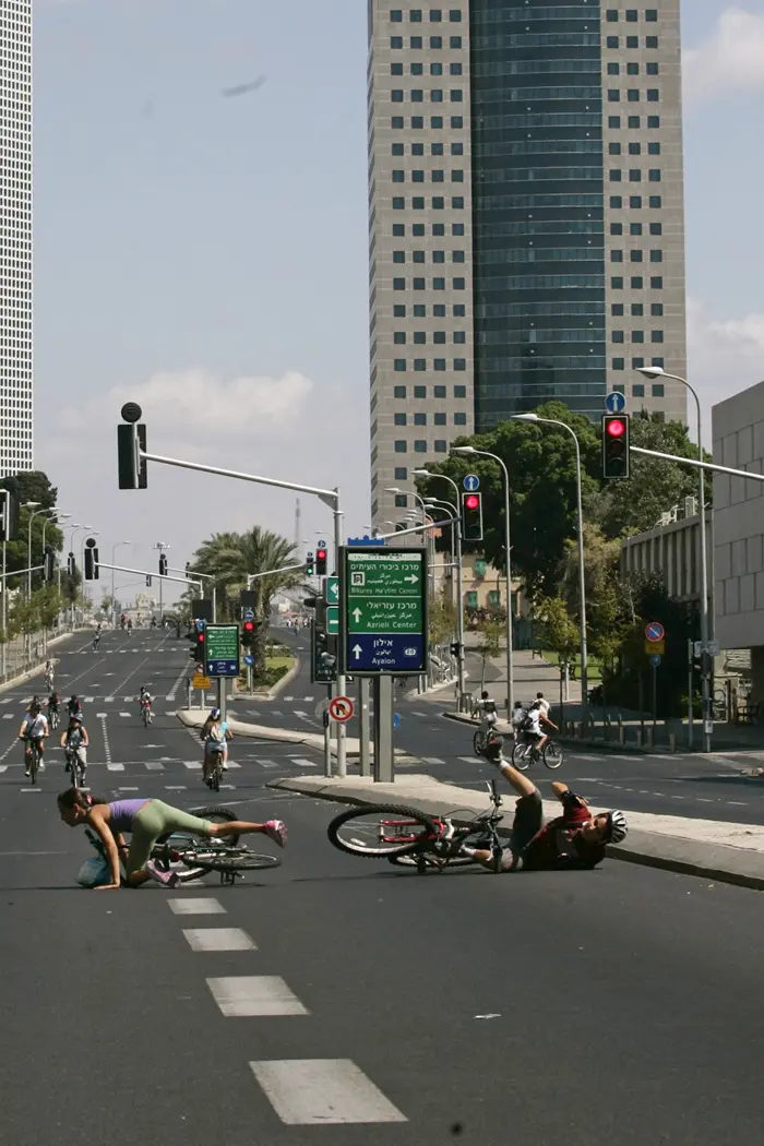 למרות היעדרם של כלי הרכב הממונעים, רוכבי האופניים והקורקינטים עדיין נמצאים בסכנה כשעיקר התאונות הן עצמיות ומלוות בפגיעות גפיים ברמות חומרה שונות וכן פציעות ראש למי שבחר שלא להשתמש בקסדה.