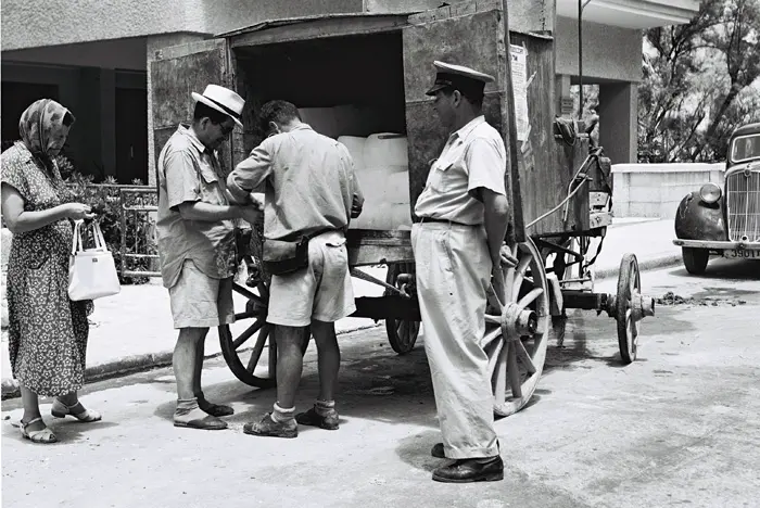 השלל הגדול נתפס דווקא בקיבוצים. שוטר משגיח על דוכן לממכר קרח בתל אביב