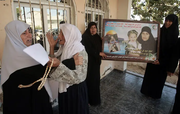 קרובי משפחה של פאטמה יונס זק חוגגים את שחרורה הצפוי
