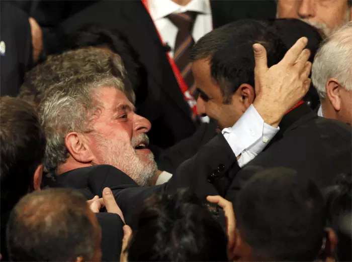 נשיא ברזיל לולה חוגג עם הודעתו של נשיא הוועד האולימפי