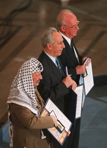 יצחק רבין שמעון פרס ויאסר ערפאת מקבלים את פרס נובל לשלום