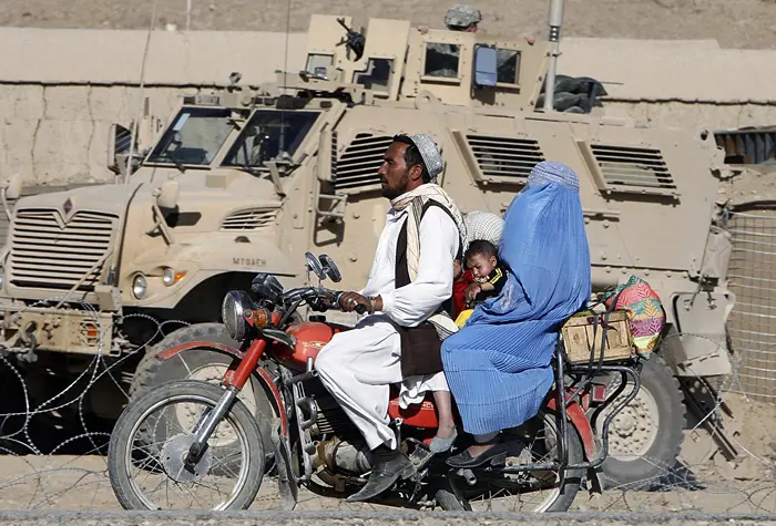 אפגנטיסן - אזרח אפגני נוסע ליד טנק