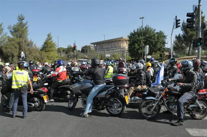 לאחר שנחסמו על ידי המשטרה, כ-1,500 רוכבים יוכלו להגיע רגלית אל מתחם הכנסת