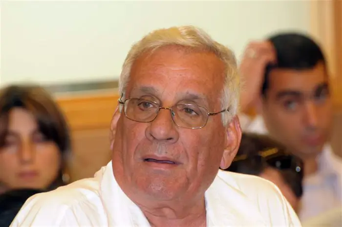 אמנם חבר הכנסת אורון מגיב מידי פעם להוויה המדינית, אך בקול רפה מבעבר. אורון