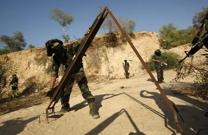 פלסטיני מתאמן בירי רקטות קסאם