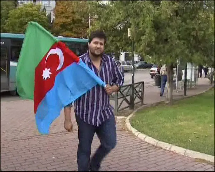 אוהד טורקי עם דגל אזרבייג'ן לקראת המשחק נגד ארמניה