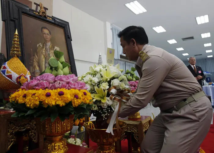תאילנדי מתפלל לשלום המלך החולה