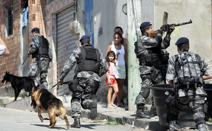 "לפעמים אנשים לא עושים כלום  אבל השוטרים יורים בהם בכל זאת". שוטרים ברזילאים בפבלות של ריו