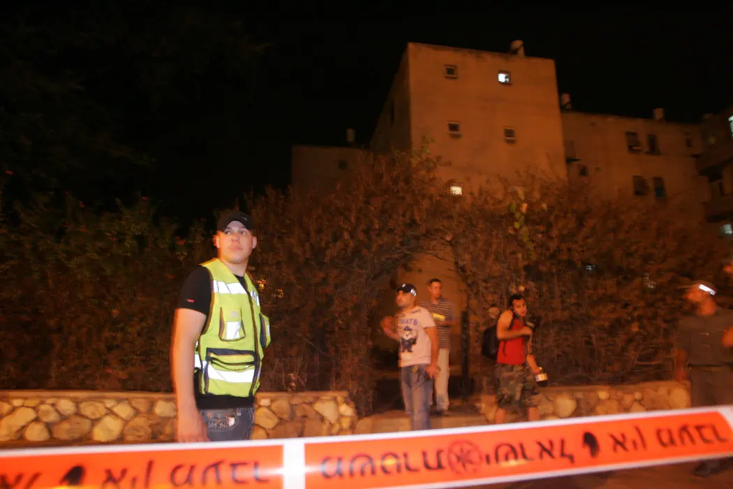 "הוא היה  שותה 48 בקבוקי בירה ביום ותמיד מאיים שיבוא היום שהוא ירצח אותנו ואותה". זירת הרצח, אתמול