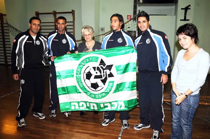 יניפו הערב שוב את הדגל הירוק? שחקני מכבי חיפה בבית הספר היהודי בטורינו