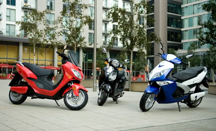 שלושה קטנועים, האחד משלים את השני