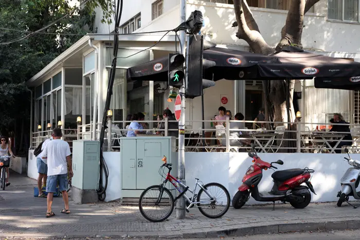 דרינקים במחירים מצחיקים ועסקיות צהריים משתלמות. נחמה וחצי