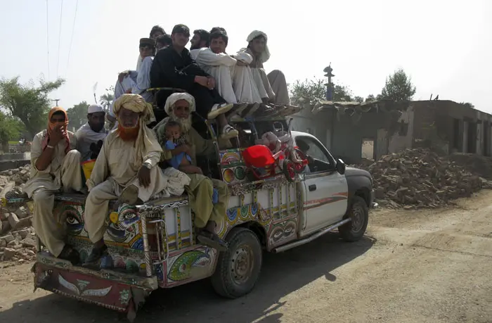 אזרחים נמלטים מהקרבות בצפון פקיסטן